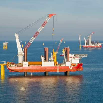 Weather downtime risk management for offshore wind installation vessels